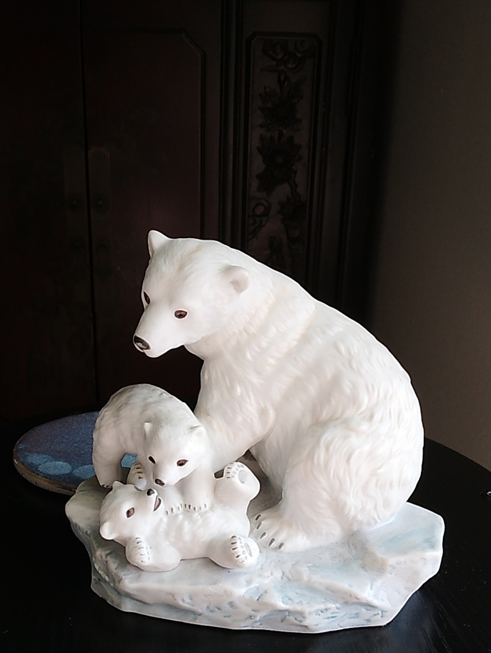 Homco 1993 Masterpiece Porcelain Polar Bear and Cubs Endangered Species Statue
